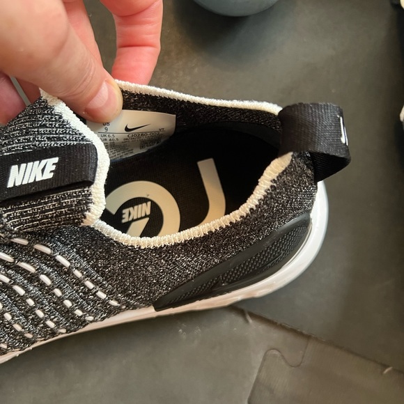 Nike no laces sneakers 🥰 - Picture 2 of 5